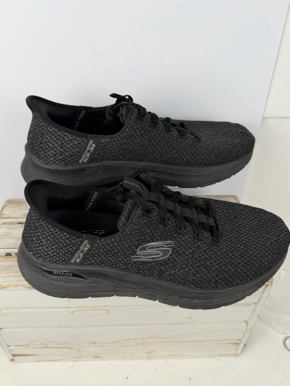 Skechers Men's Arch Fit 2.0
Look Ahead Hands Free Slip-Ins in black size 10.5.